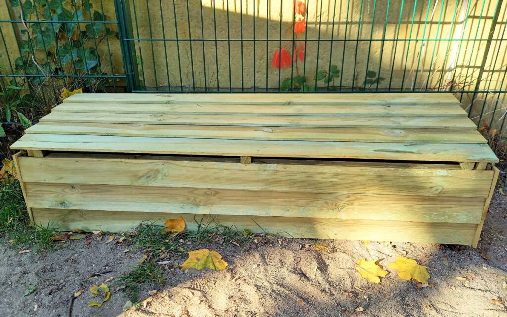 Eine der drei Sandspielzeugkisten für die KiTa Eine der drei Sandspielzeugkisten für die KiTa