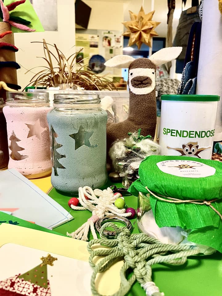 Kerzengläser wurden in der Krippe gestaltet. Außerdem gab es weihnachtliche Schlüsselanhänger, Grußkarten, Kuscheltiere...