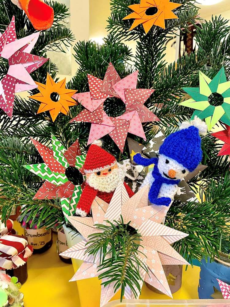 Selbstgemachte Weihnachtssterne gab es auch auf dem Spendenbasar