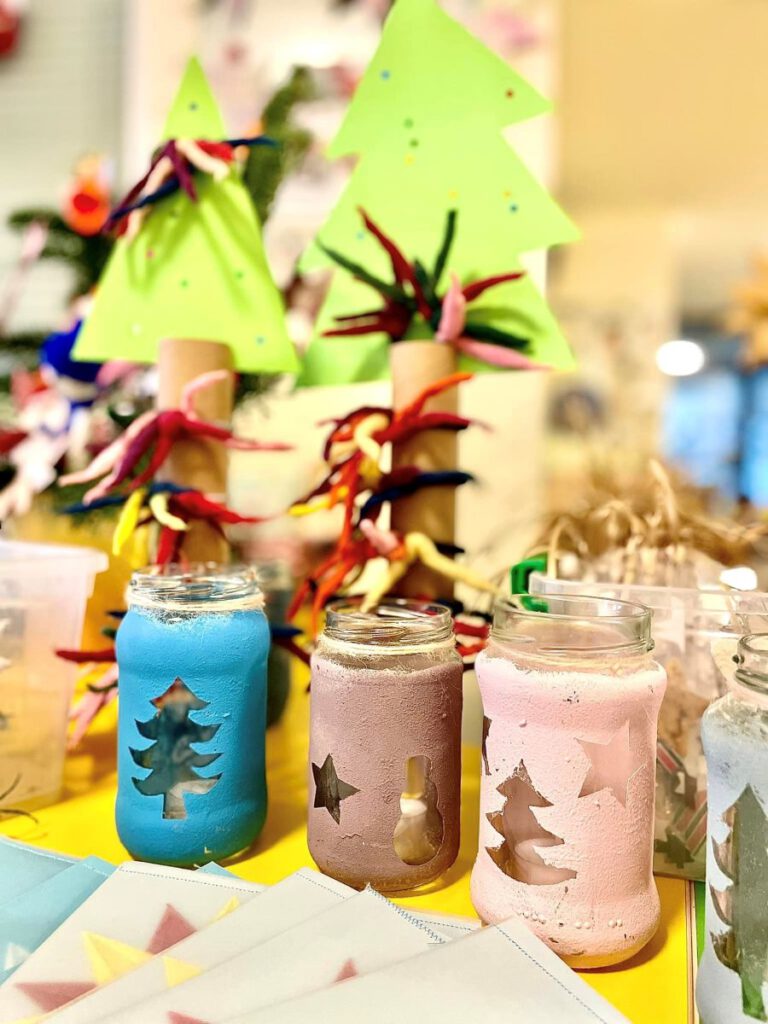 Auch die gefilzten Haargummis entstanden in der KiTa