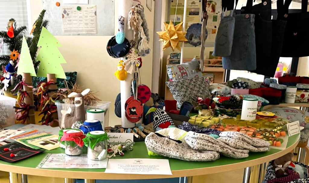 Gebasteltes, Genähtes, Gestricktes, Gefilztes und so viel mehr tolle Sachen auf dem Weihnachtsbasar 2023